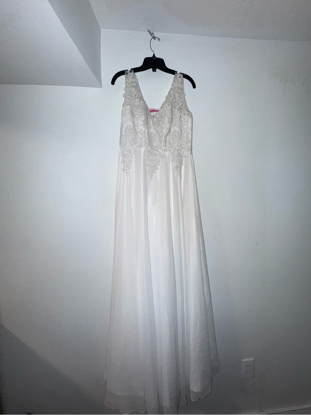 Elegant White Lace & Chiffon V-Neck Chemise